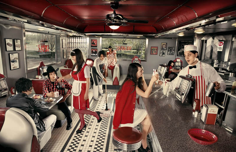 the-white-stripes-in-a-diner